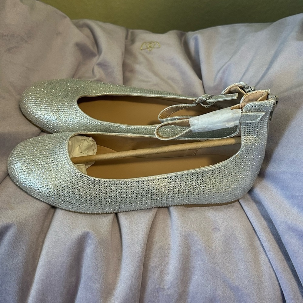 INC International Concepts Girls Elise Ballet Flat Shoes Silver Size 5 M NEW